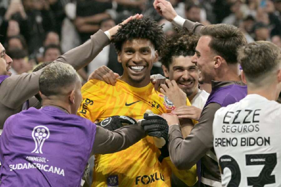 Hugo Souza é felicitado por companheiros após performance histórica contra o Bragantino 