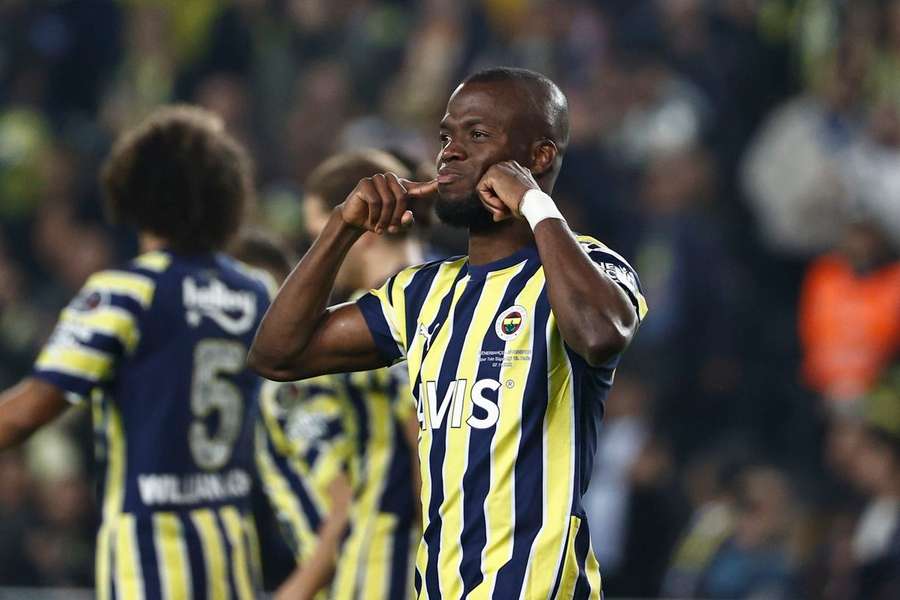 Fenerbahçe vence Sivasspor (1-0) e distancia-se na liderança