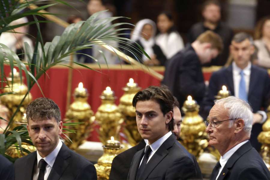 Dybala y Ranieri despidiéndose del Papa Francisco