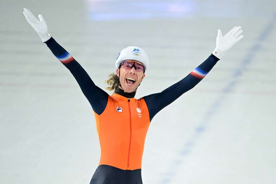 Jorrit Bergsma celebrates winning the gold medal