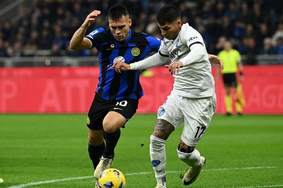 Atacantul argentinian al lui Inter Milano, Lautaro Martinez, se luptă pentru minge cu fundașul uruguayan al lui Napoli, Mathias Olivera 