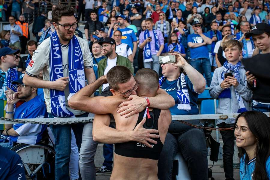 Grund zum Feiern gab es auch in Bochum: Nach einem 3:0-Erfolg über Leverkusen hält der VfL die Klasse. Abwehrspieler Ordets wird von einem Fan umarmt