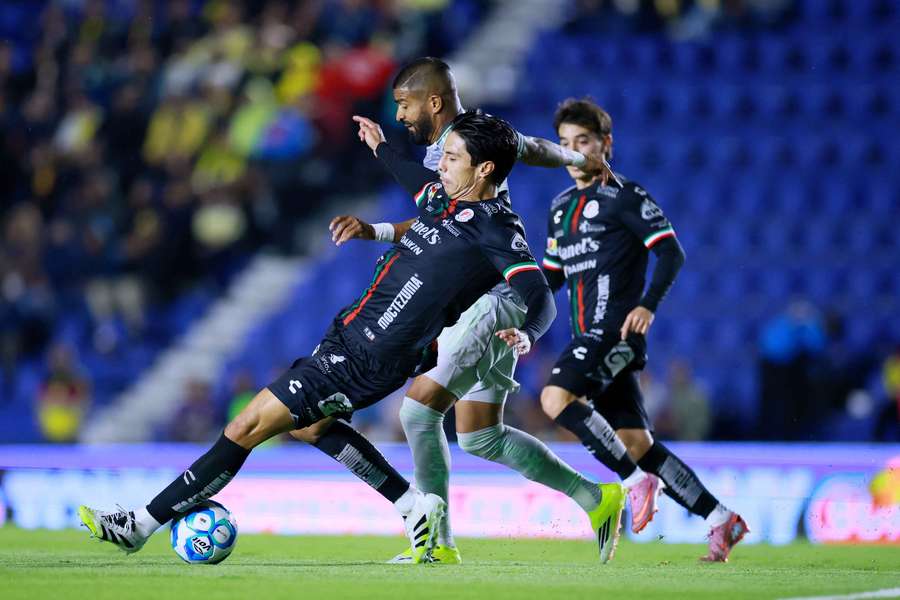 Rodrigo Aguirre en un América-Atlético San Luis
