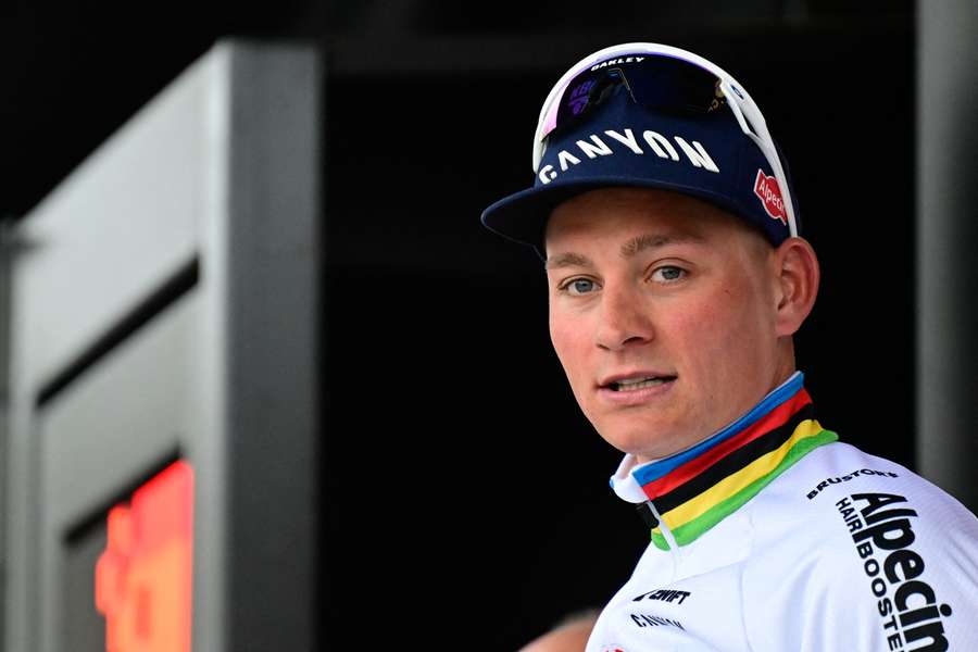 Van der Poel op het podium na Gent-Wevelgem