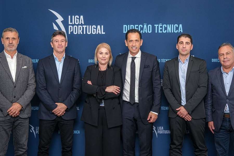 Domingos Paciência com Pedro Proença, presidente da Liga, António Oliveira, José Carlos e Luís Mendes, os outros membros do grupo