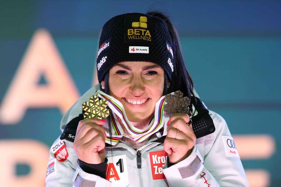 Stephanie Venier mit ihren WM-Medaillen.