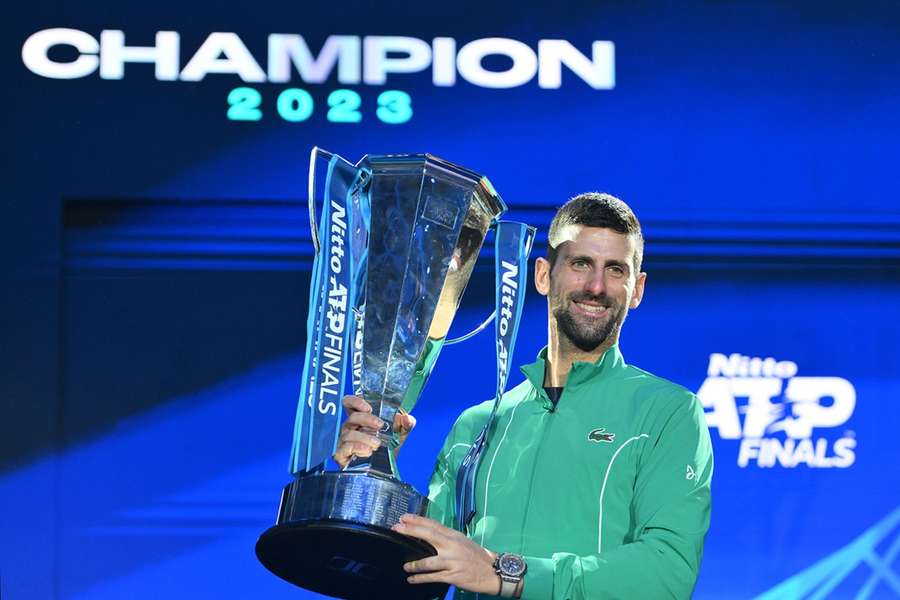 De ATP Finals Trophy met Novak Djokovic