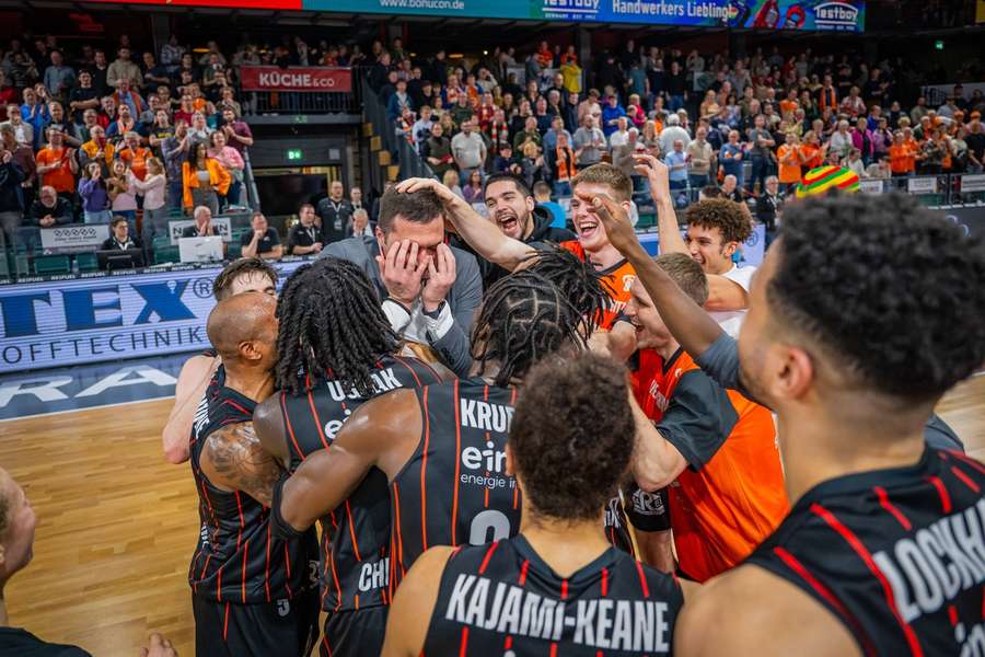 BBL: Das Team der Niners Chemnitz zeigt Emotionen nach der Partie bei Rasta Vechta.