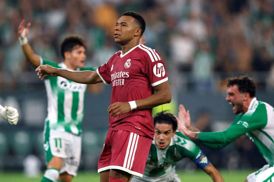 Mbappé sur la pelouse du Real Betis. Mbappé sur la pelouse du Real Betis.