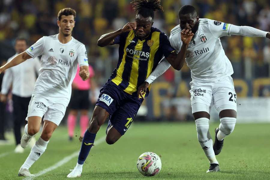 Gboly Ariyibi, novo reforço do Boavista