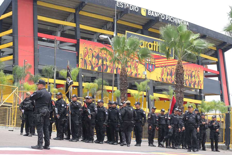 La policía custodia el estadio donde se disputará el partido