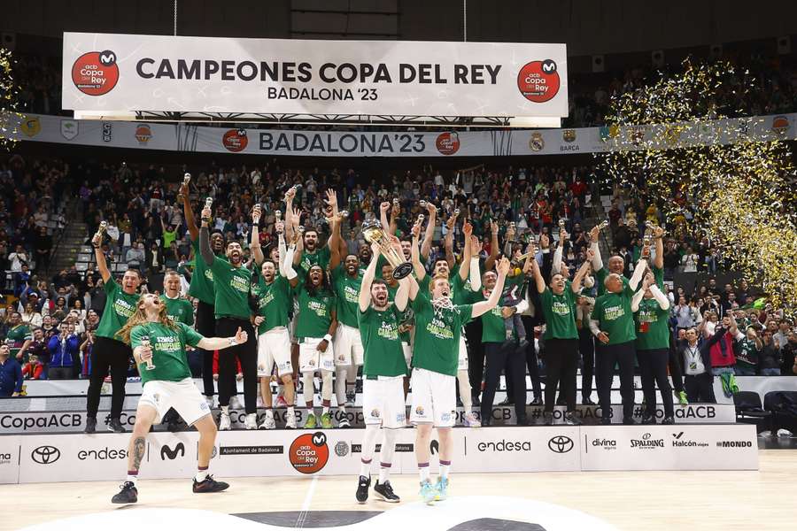 Los jugadores del Unicaja celebran su título.