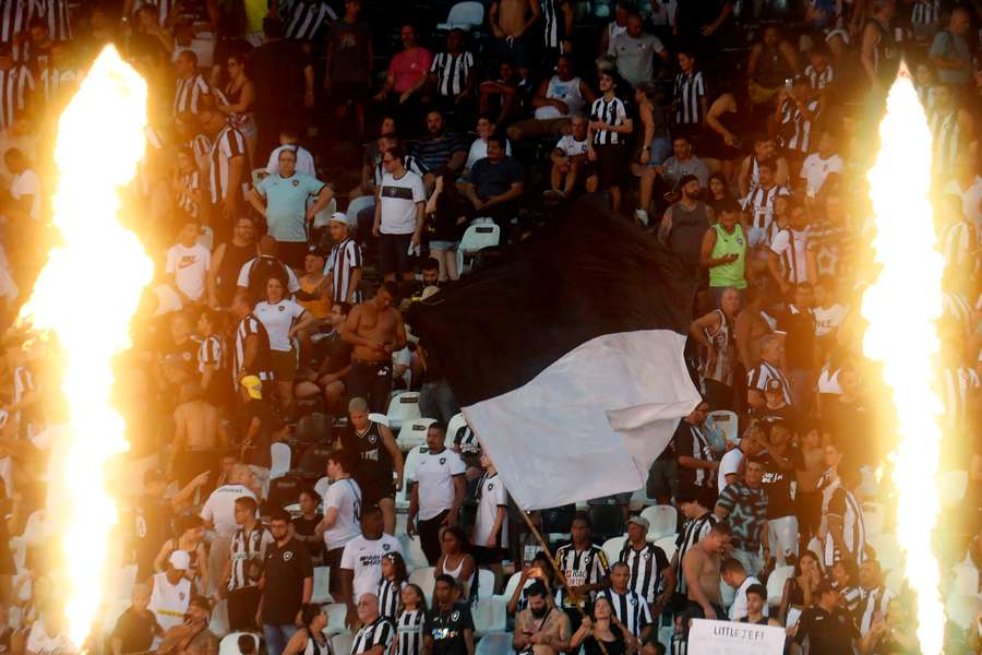 Sob protestos da torcida, o Botafogo estreou com vitória