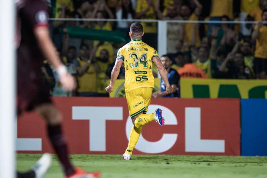 João Victor celebra gol que garantiu triunfo do Mirassol na Libertadores