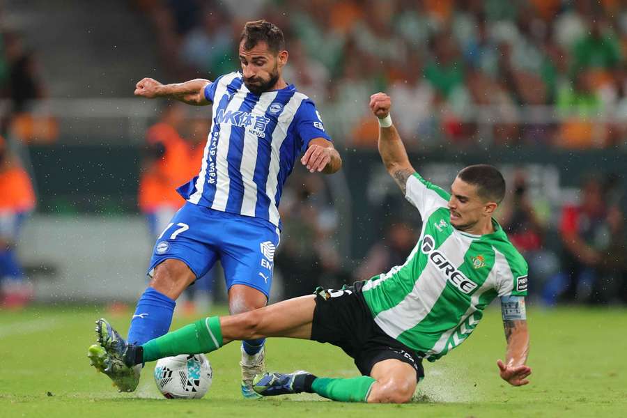 Bartra intenta frenar el avance de Jonny en el último duelo entre béticos y babazorros