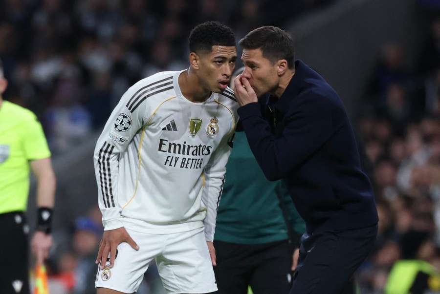 Bellingham přijímá pokyny od Xabiho Alonsa. Bellingham přijímá pokyny od Xabiho Alonsa.