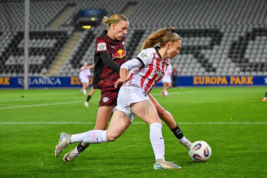 Marle Müller und Lisa Kolb im Zweikampf.