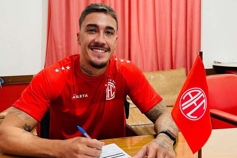 Romarinho assinou pelo América-RJ