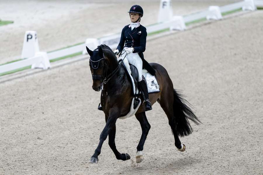 Dinja van Liere op Hermes in actie op de dressuur kur op muziek tijdens de The Dutch Masters Indoor Brabant Horse Show