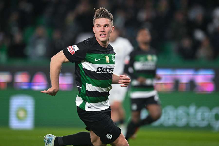 Sporting's Swedish forward Viktor Gyokeres celebrates after converting a penalty against Famalicao