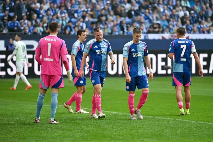 Hängende Köpfe gab es auf Schalke schon während des Spiels.