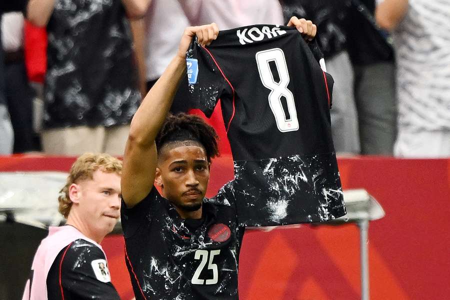Saliba po svojom góle s dresom Koného.