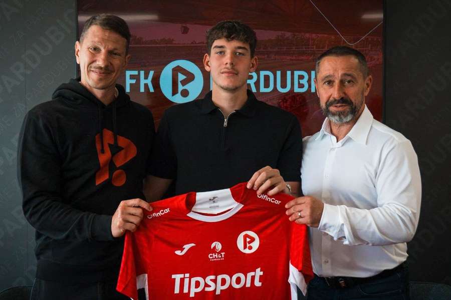 Slavia i nadále hýbe kádrem. Trojice mladíků má nový klub, radost mají i prvoligové kluby Slavia i nadále hýbe kádrem. Trojice mladíků má nový klub, radost mají i prvoligové kluby