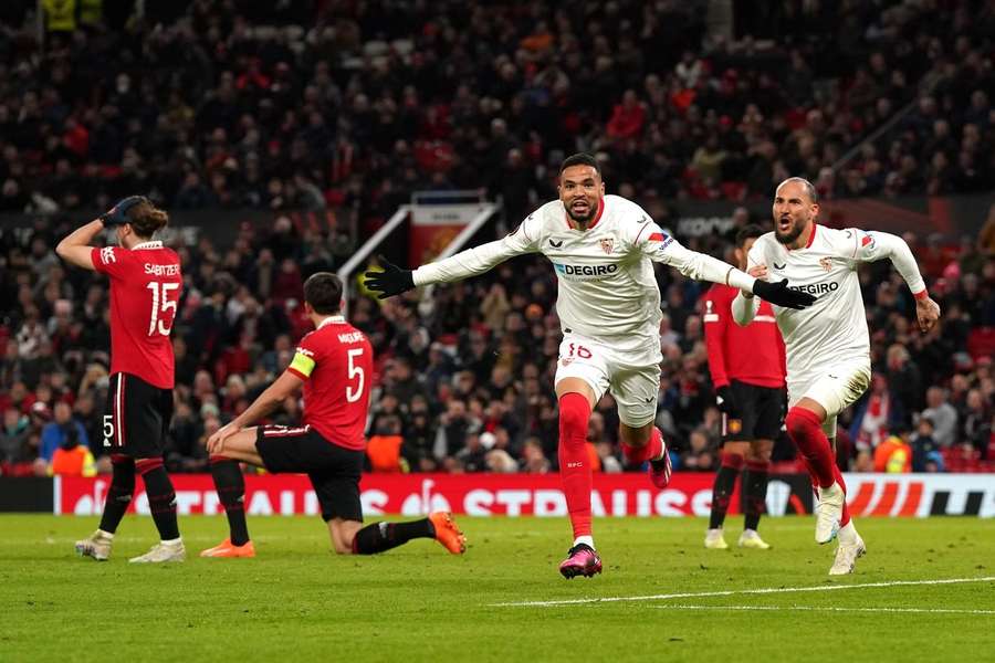 Sevilla bejubelt das 2:2, ein Eigentor von Maguire