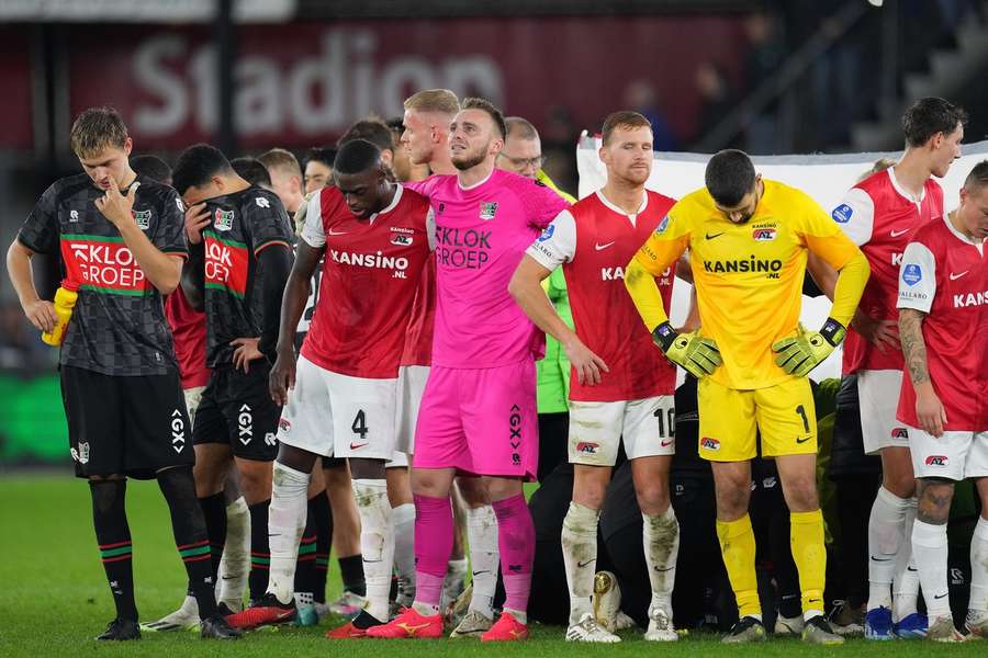 Het moment dat Dost op het veld geholpen wordt