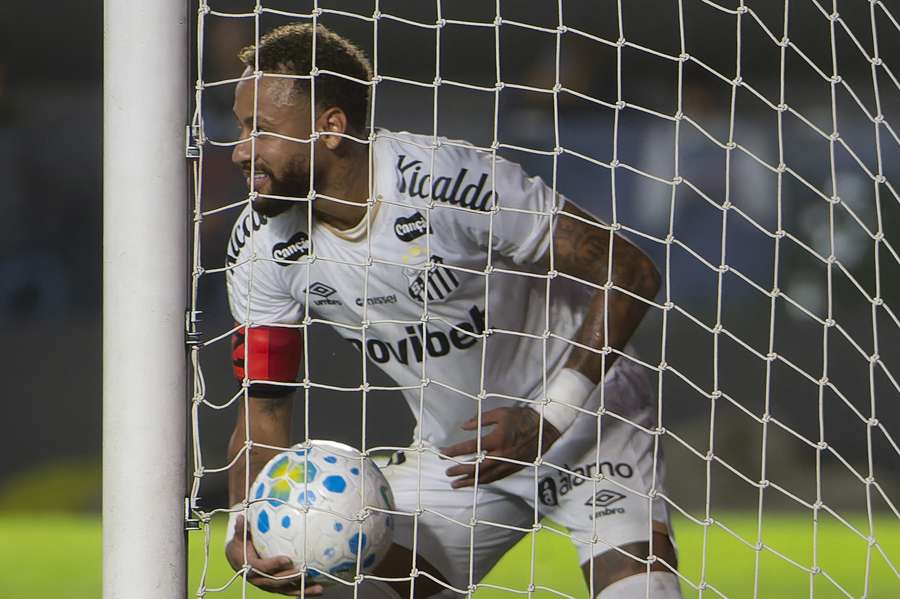 Neymar marcou os dois gols na Vila, Santos empata com a Chape Neymar marcou os dois gols na Vila, Santos empata com a Chape
