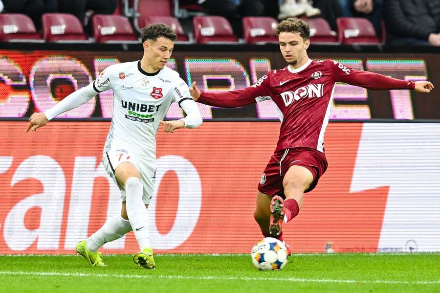 Luca Stancu în duel cu Victor Kun de la CFR Luca Stancu în duel cu Victor Kun de la CFR