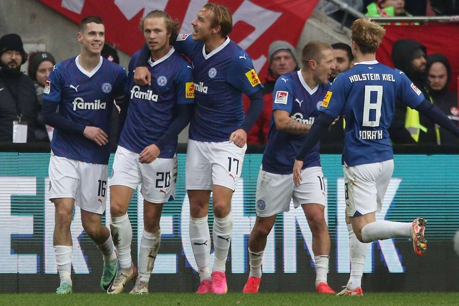 Holstein Kiel bejubelt das zwischenzeitliche 2:0 durch Fiete Arp.