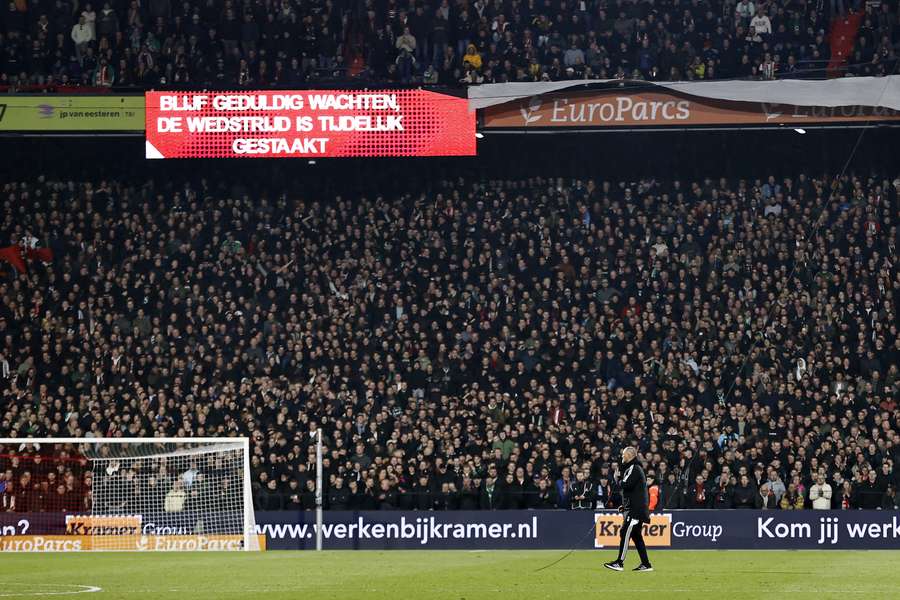 Feyenoord-Ajax werd woensdag een halfuur stilgelegd toen een aansteker Davy Klaassen verwondde