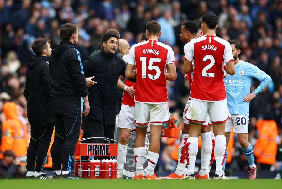 Arsenal manager Mikel Arteta speaks to his players during their game against Manchester City on Sunday