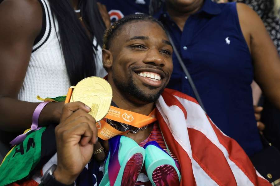 Noah Lyles met zijn gouden medaille na de 200 meter sprint