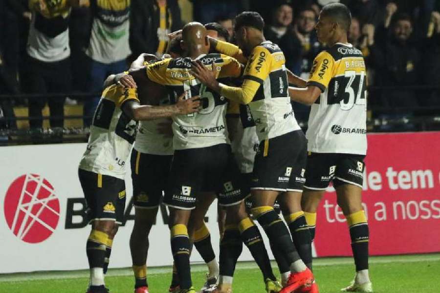 Criciúma anotou um gol em cada tempo