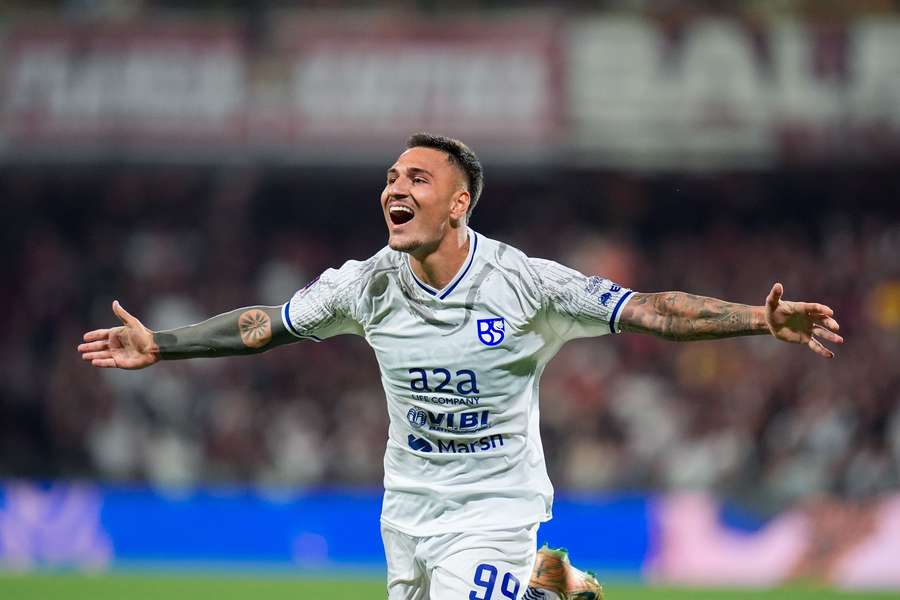 Valerio Crespi del Brescia festeggia il gol contro la Salernitana
