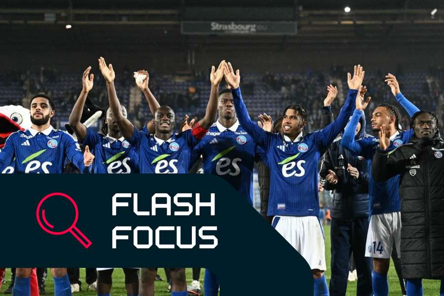 Jogadores do Strasbourg comemoram vitória sobre o Lille em 25 de janeiro