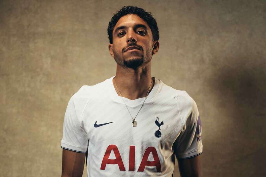 PŘESTUPY ONLINE: Odchod Buchty oficiálně potvrzen. Tottenham vítá druhou posilu ze City PŘESTUPY ONLINE: Odchod Buchty oficiálně potvrzen. Tottenham vítá druhou posilu ze City