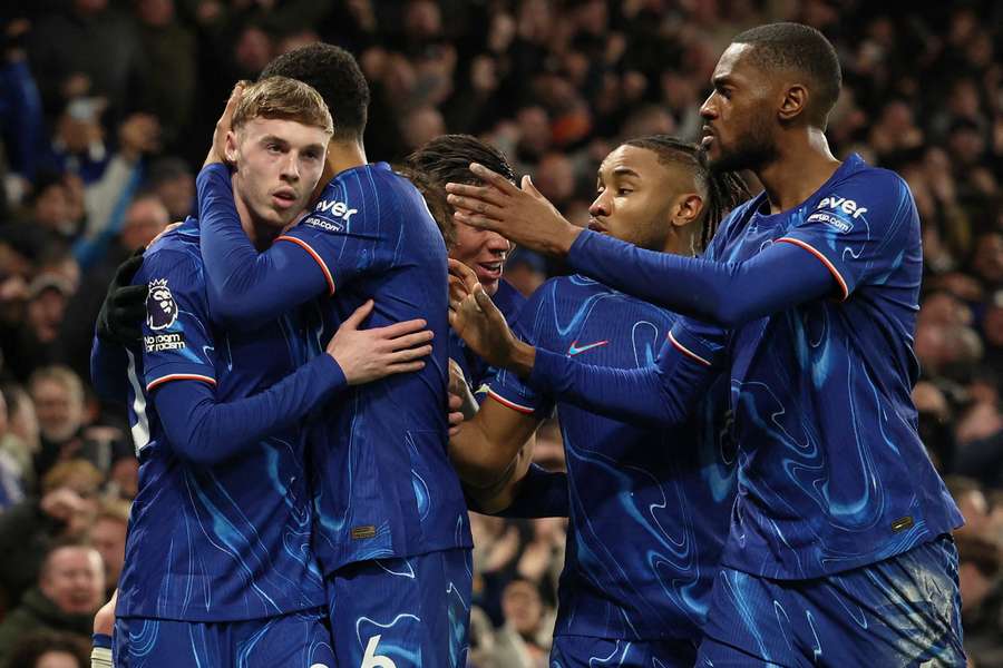 Hráči Chelsea oslavují gól v zápase s West Hamem.