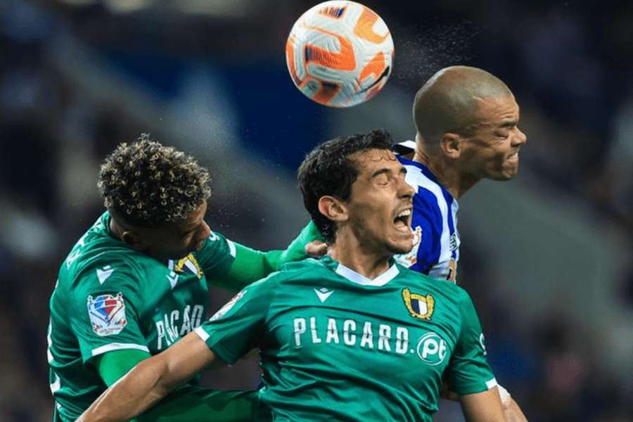 Alexandre Penetra perante Pepe no jogo com o FC Porto
