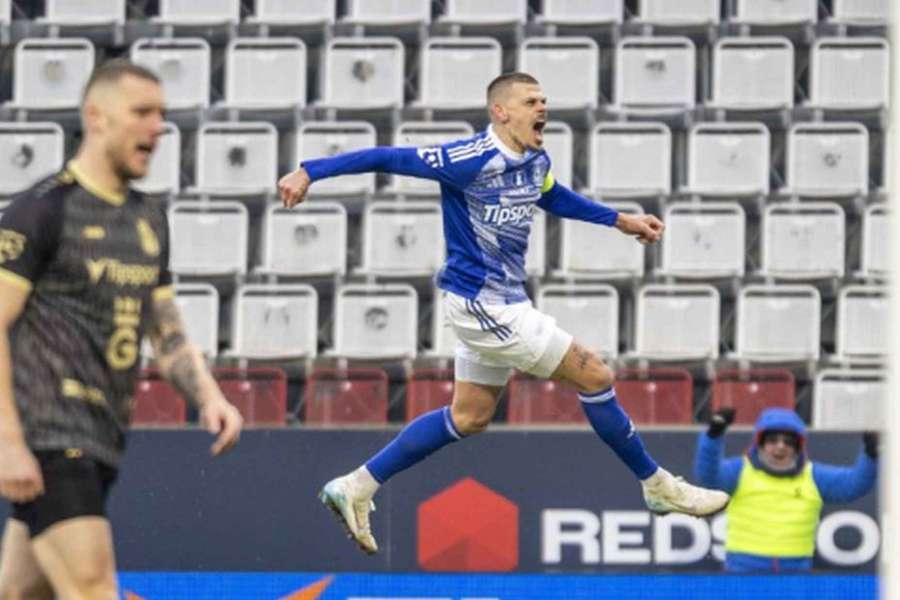 Střelec Sigmy Jan Kliment a jeho gólová radost.