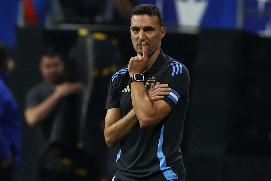 Scaloni on the touchline 