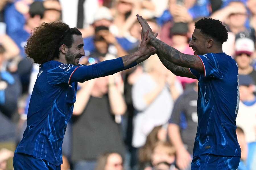 Marc Cucurella esulta per il gol segnato al Leicester