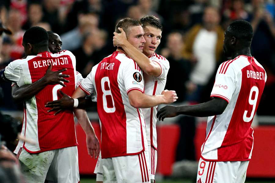 Ajax viert Kenneth Taylor's 3-2