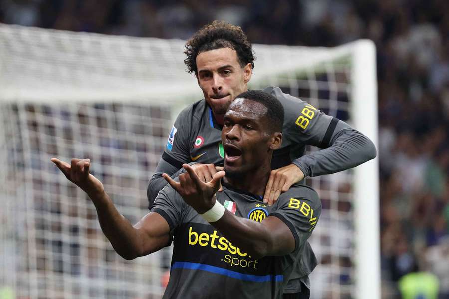 Curtis Jones celebra una gol con Ange-Yoan Bonny