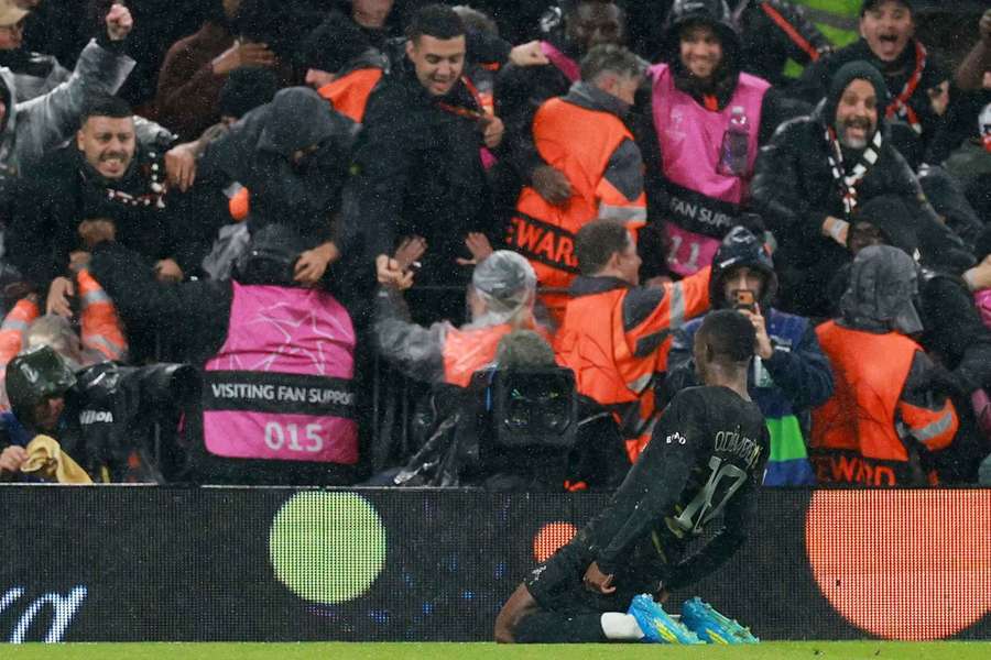 La célébration de Dembélé après son but à Anfield.