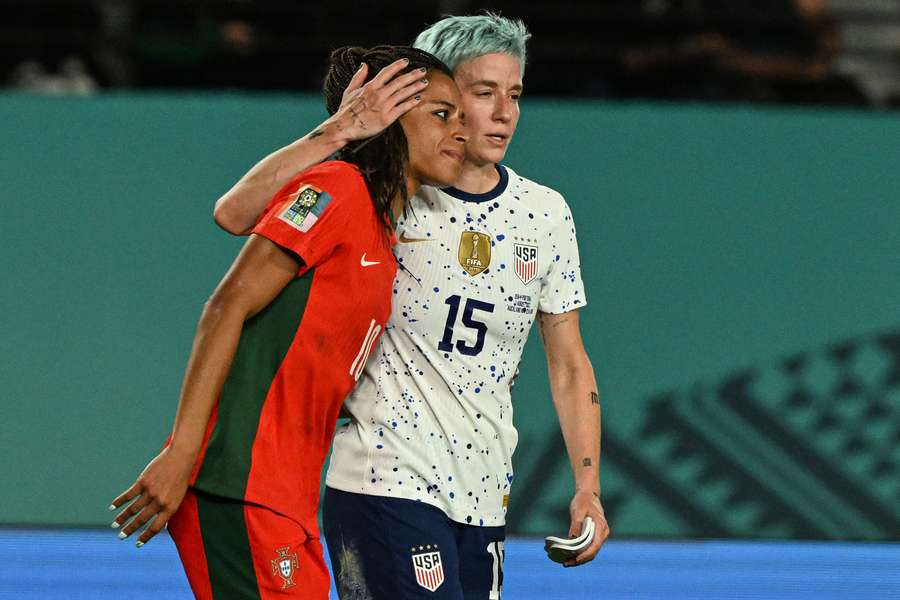 Megan Rapinoe com Jessica Silva no final do jogo entre Portugal e Estados Unidos
