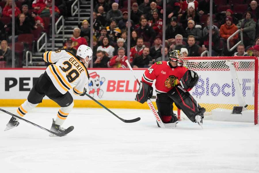 Morgan Geekie (l.) trifft für die Boston Bruins