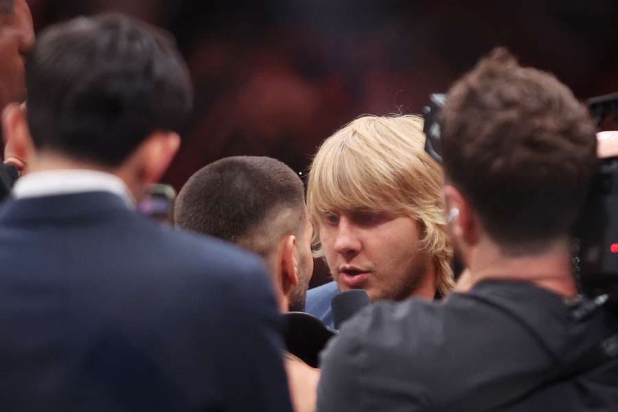Pimblett encarándose con Ilia Topuria